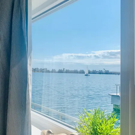 Botel Wasserhaus Yellow Submarine