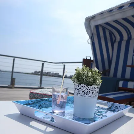 Wasserhaus Yellow Submarine Botel *